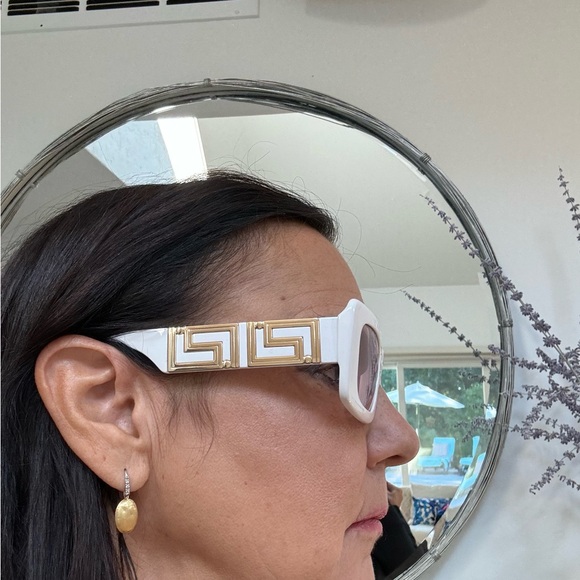 Versace 🕶️ Sunglasses. New in Case. White with gold trim. Pink lens - Picture 12 of 12